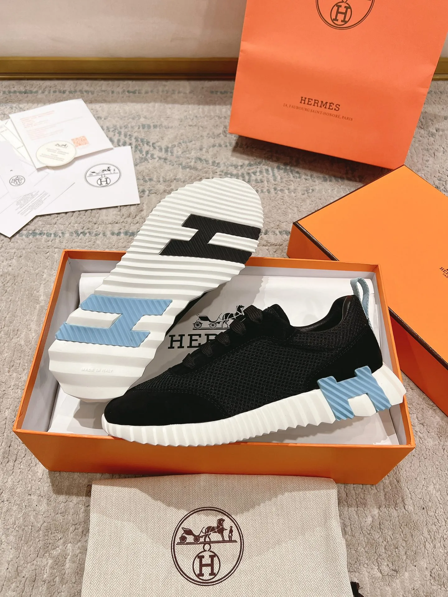 👟👟Ex-factory price 640👟👟 ‼ ️Top version 2024ss Hermès/Hermès new arrival in early autumn, casual shoes for couples👟Color-blocking design MM style, advanced fashion, simple and advanced, casual matching, very light and comfortable on the feet 🔘Upper: suede/cowhide 🔘Inner: sheepskin 🔘Outsole: original PU foam molding outsole 🔘Number of sizes: Women’s size 35-42 (40.41.42, custom made, non-refundable) Men’s size 39-46 (45.46, custom made, non-refundable) 🎁Original exquisite packaging